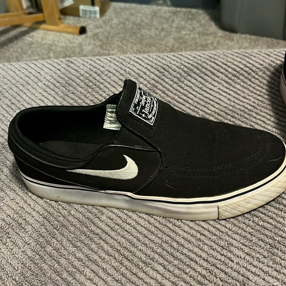 Youth 6 or Women’s 7.5 Nike Skater Shoes